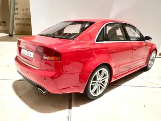Audi RS4 B7 Sedán Otto 1:18 Rojo
