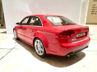 Audi RS4 B7 Sedán Otto 1:18 Rojo