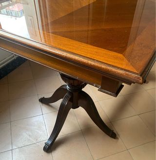 Mesa de comedor de madera