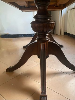 Mesa de comedor de madera