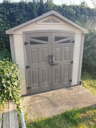 Caseta de jardín de plástico beige y gris