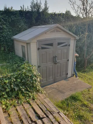 Caseta de jardín de plástico beige y gris