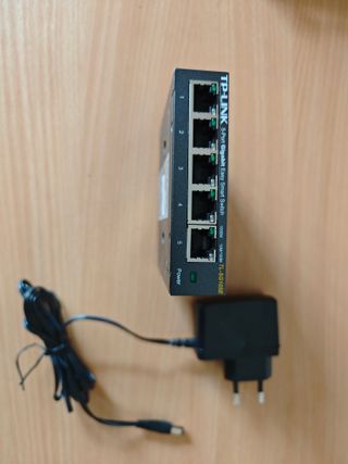 Switch Gigabit 5 Puertos TP-Link TL-SG105E + Adapt