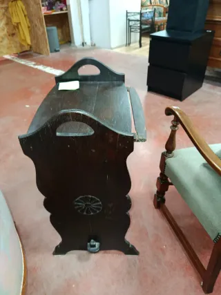 Mesa auxiliar de madera oscura