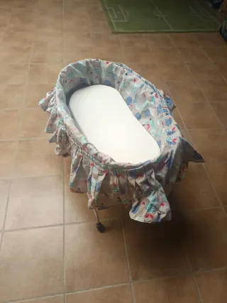 Moisés de mimbre con soporte