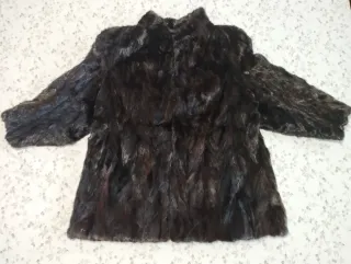 Abrigo corto tipo visón marrón oscuro