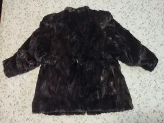 Abrigo corto tipo visón marrón oscuro