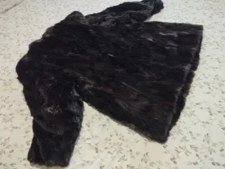 Abrigo corto tipo visón marrón oscuro