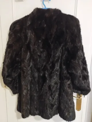 Abrigo corto tipo visón marrón oscuro