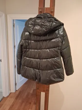 Cazadora negra acolchada con capucha