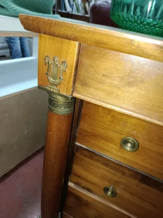 Cómoda de madera con 3 cajones