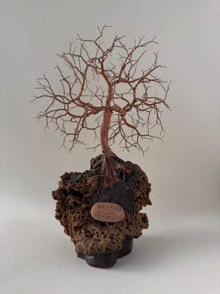 Albero wire art su roccia lavica