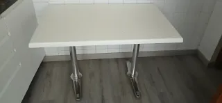 Mesa de comedor blanca y plateada