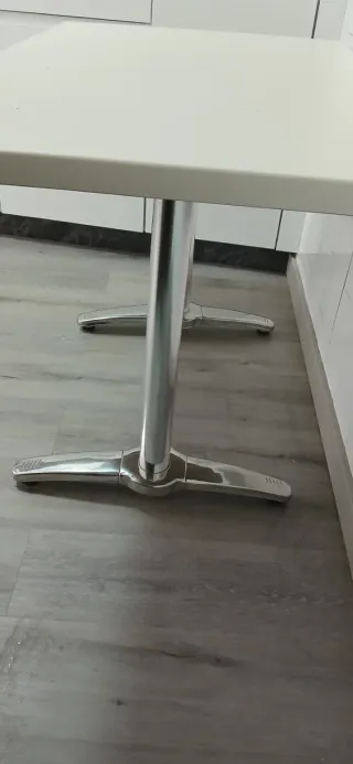 Mesa de comedor blanca y plateada