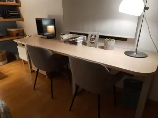 Mesa de escritorio de madera y metal