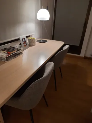 Mesa de escritorio de madera y metal