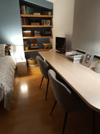 Mesa de escritorio de madera y metal