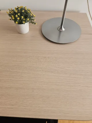 Mesa de escritorio de madera y metal