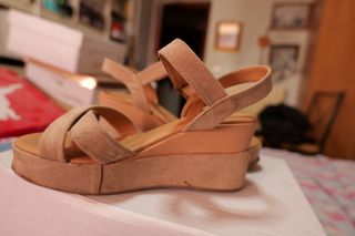 Sandalo beige con zeppa e fasce incrociate