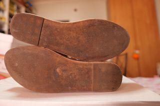 Sandalo beige con zeppa e fasce incrociate