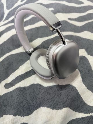 Auriculares Inalámbricos Grises y Plateados