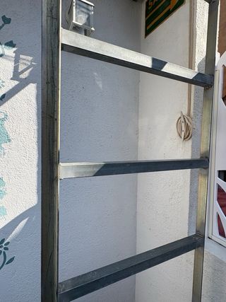 Escalera de hierro con protección redonda 4 metros