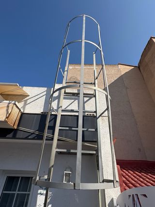 Escalera de hierro con protección redonda 4 metros