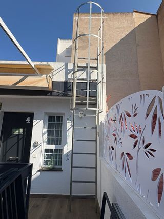 Escalera de hierro con protección redonda 4 metros