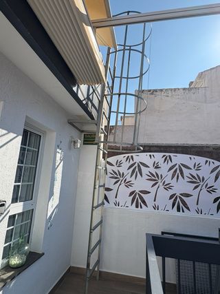 Escalera de hierro con protección redonda 4 metros