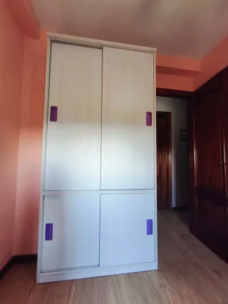 Armario juvenil blanco con detalles morados