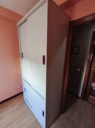 Armario juvenil blanco con detalles morados