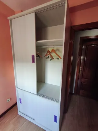 Armario juvenil blanco con detalles morados