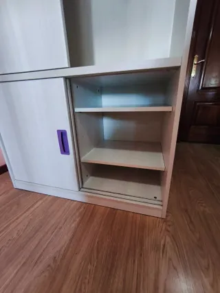 Armario juvenil blanco con detalles morados