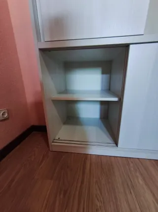 Armario juvenil blanco con detalles morados