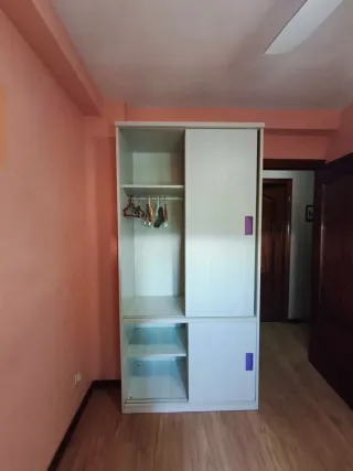 Armario juvenil blanco con detalles morados