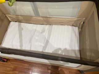 Cuna de viaje con colchón y mosquitera