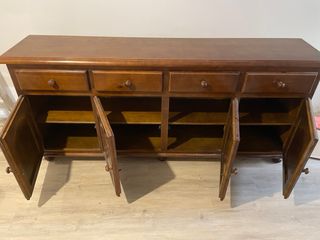 Alacena de madera con puertas de cristal