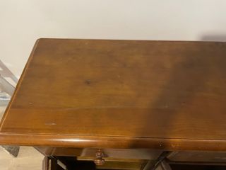 Alacena de madera con puertas de cristal