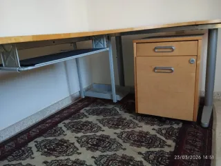 Mesa de despacho angular con cajonera a juego