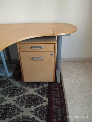 Mesa de despacho angular con cajonera a juego