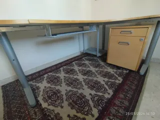 Mesa de despacho angular con cajonera a juego