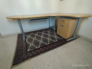 Mesa de despacho angular con cajonera a juego