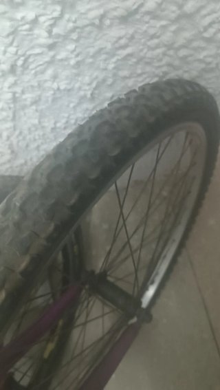 Bicicleta de montaña blanca y morada