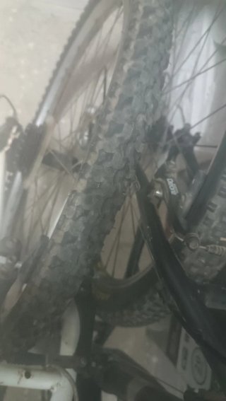 Bicicleta de montaña blanca y morada