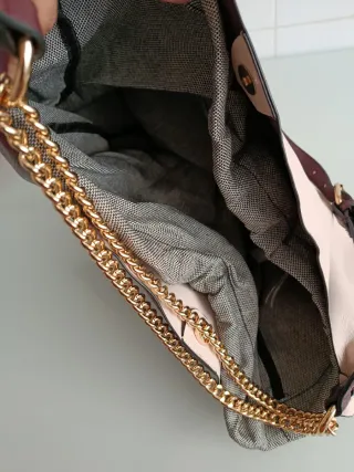 Bolso de cuero, marca Zara, color burdeos y beige.