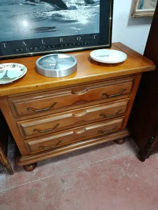 Cómoda de madera con 3 cajones