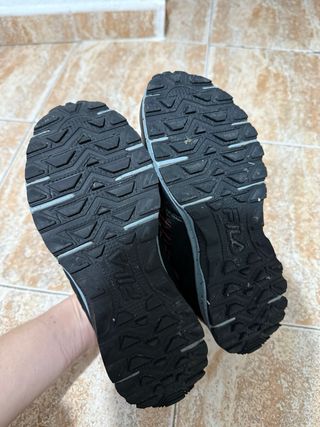 Zapatillas Fila Negras y Rojas