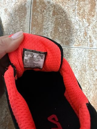 Zapatillas Fila Negras y Rojas