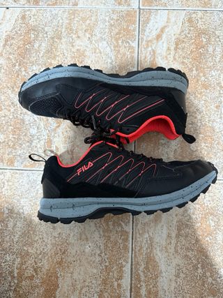Zapatillas Fila Negras y Rojas