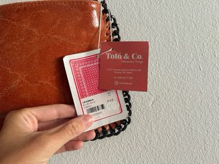 Bolso naranja con cadena negra